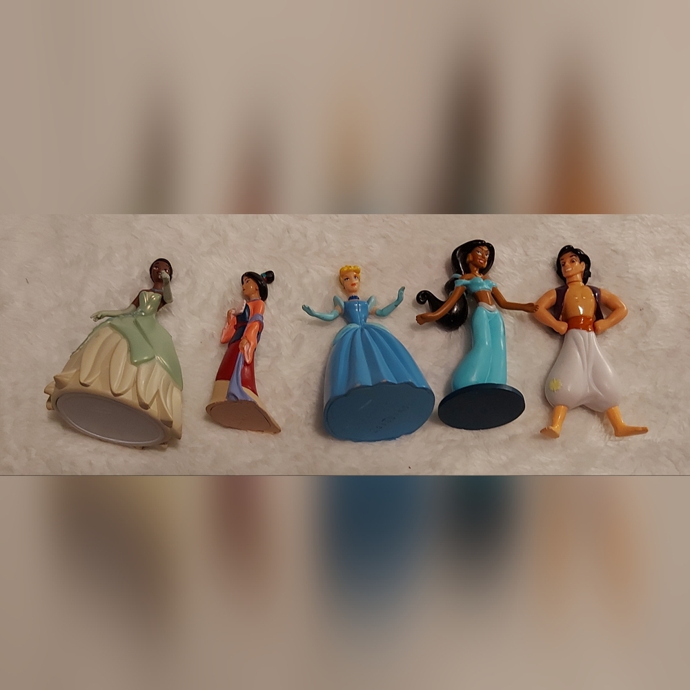 **3 Listings $40**                        4" Disney figurines x 5